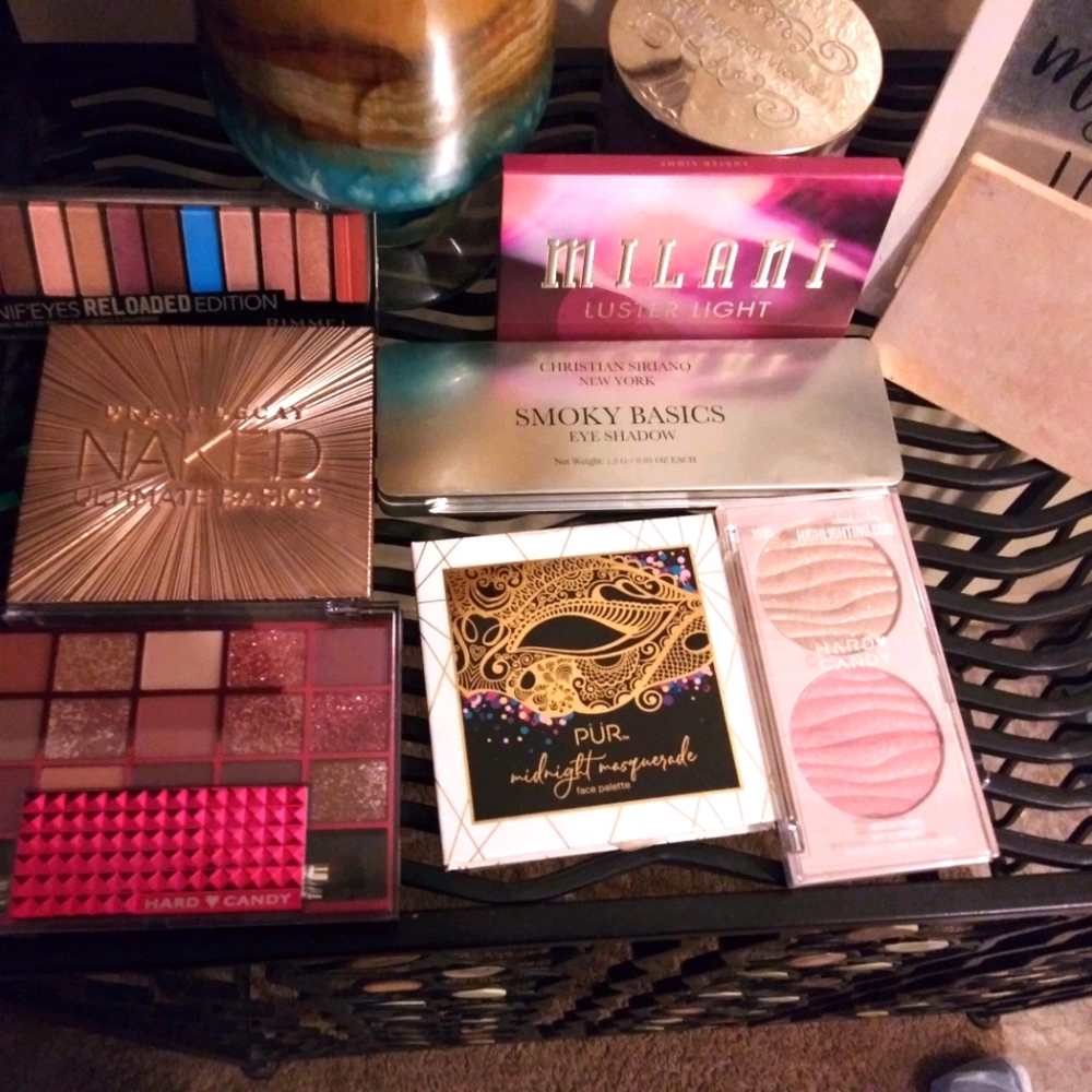 Lot of eyeshadow palettes
